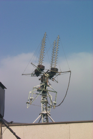 E épület helikális antenna