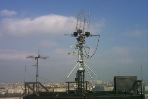 E épület helikális antenna